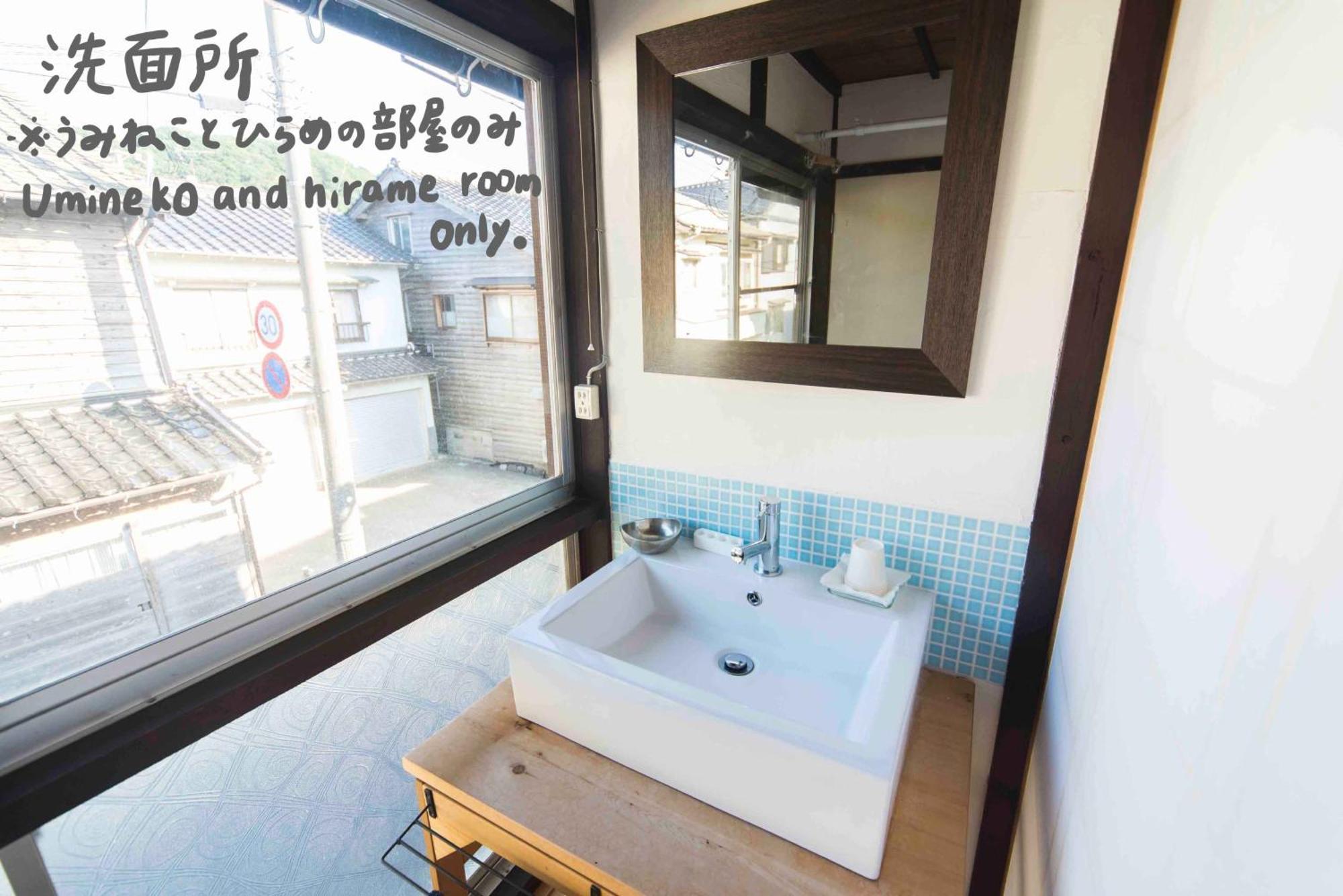 Book & Guesthouse Hitotomaru Тойоока Номер фото