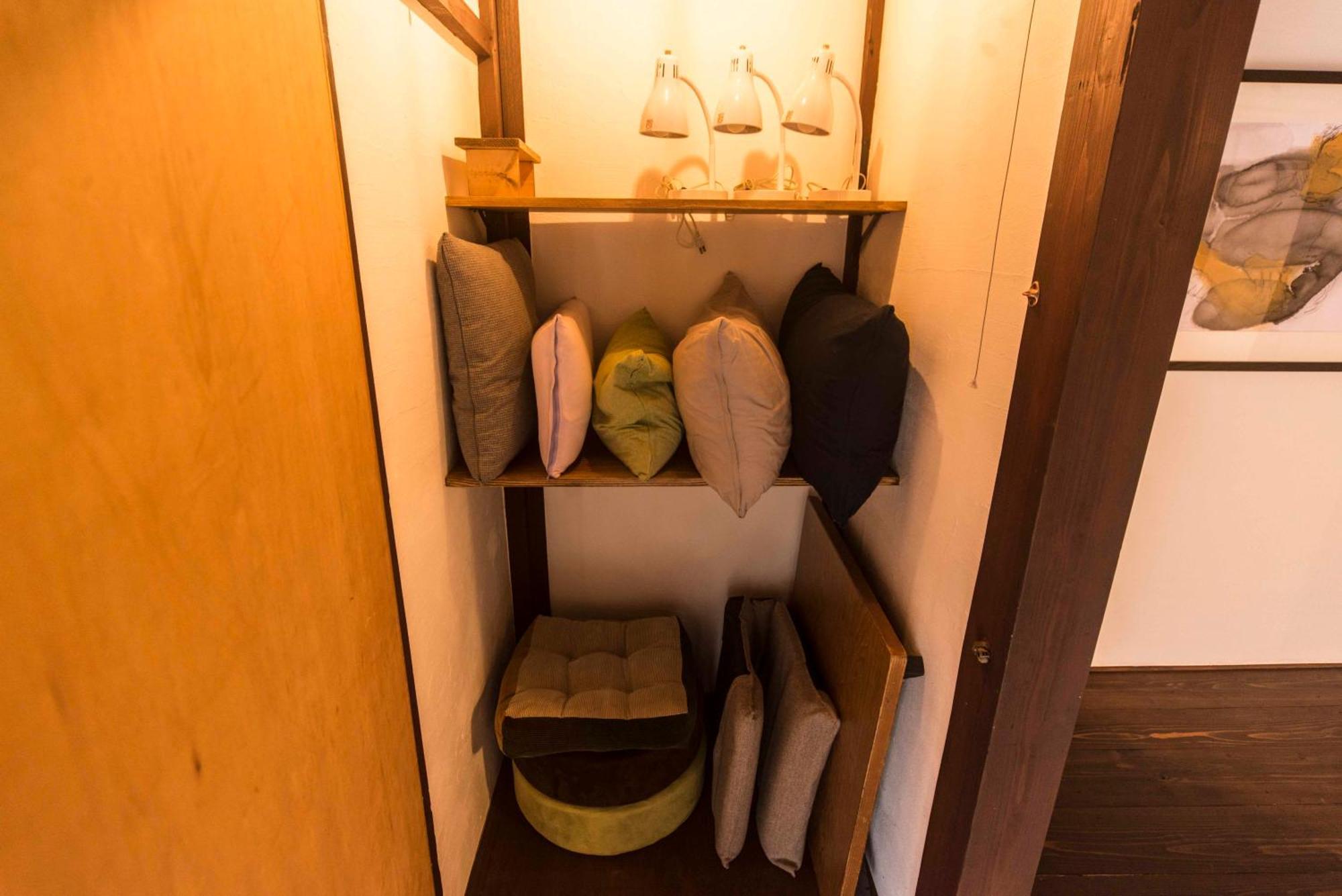 Book & Guesthouse Hitotomaru Тойоока Номер фото